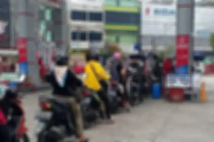 Foto ilustrasi antrean SPBU. Harga Pertamax di Bandar Lampung naik jadi Rp 14 ribuan Pertalite jadi incaran.
