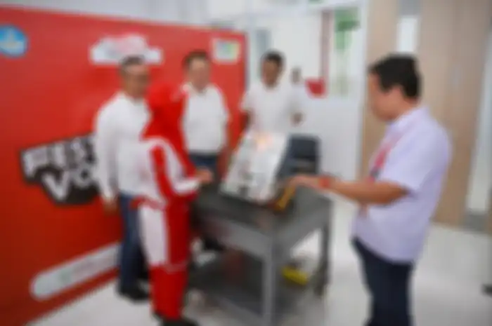 Siswa SMK mendapatkan pembelajaraan dalam perawatan motor Honda