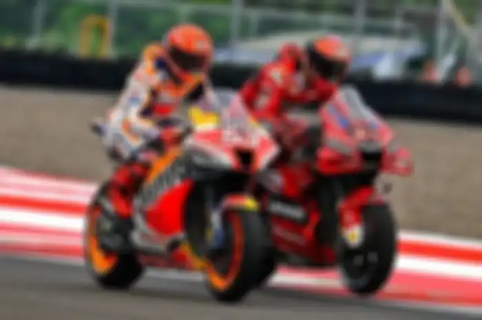 Marc Marquez (kiri) kabarnya ke Ducati jelang MotoGP Mandalika 2023, Francesco Bagnaia (kanan) komentar begini.