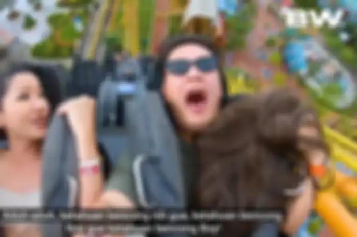 Wig Lucinta Luna Lepas saat main roller coaster 