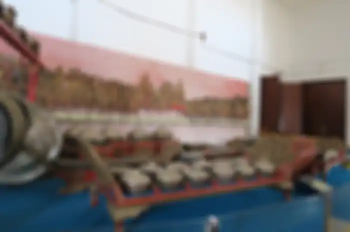 Seperangkat gamelan yang disimpan di Museum Mulawarman, Kutai Kartanegara. Artikel ini menjelaskan 4 fungsi musik dalam tradisi masyarakat Indonesia, mulai dari sarana upacara adat hingga media penerangan.