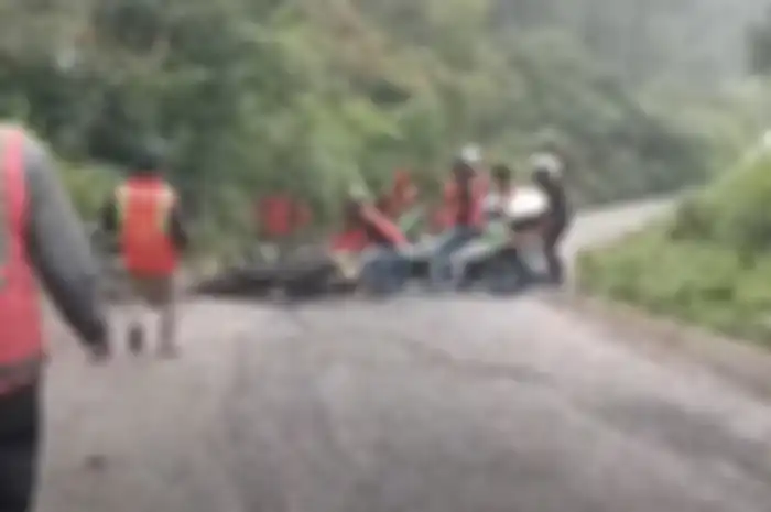 Beberapa pemotor jatuh di tanjakan Krakalan jalur Bawang-Dieng, awalnya motor matic.