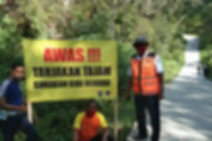 Satlantas Polres Batang saat memasang rambu-rambu lalu lintas di jalur alternatif Bawang-Dieng.