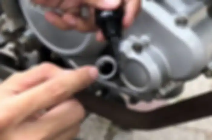 Ahsan Lutfi, Education Service Department Yamaha DDS 1 Jakarta ungkap patokan ganti oli motor berdasarkan kilometer (jarak).