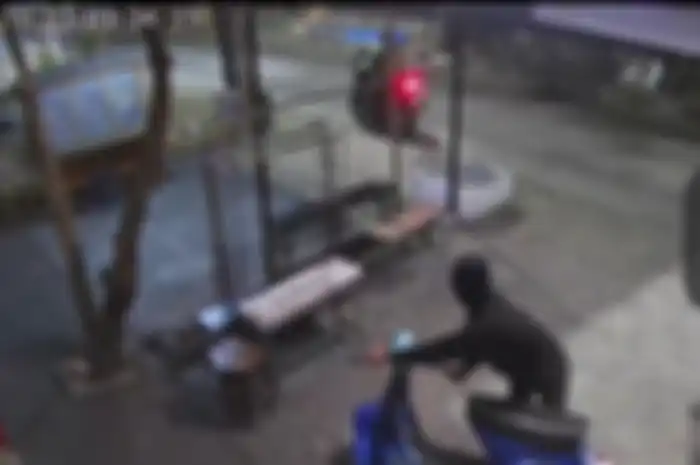 Maling Vespa klasik di daerah Rawamangun, Jakarta Timur salah satunya pakai jaket ojol