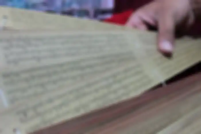 Replika kitab Negarakertagama. Ingin meneliti tentang Kerajaan Majapahit? Simak artikel ini untuk mengetahui sumber data yang diperlukan dalam penelitian tentang Kerajaan Majapahit.