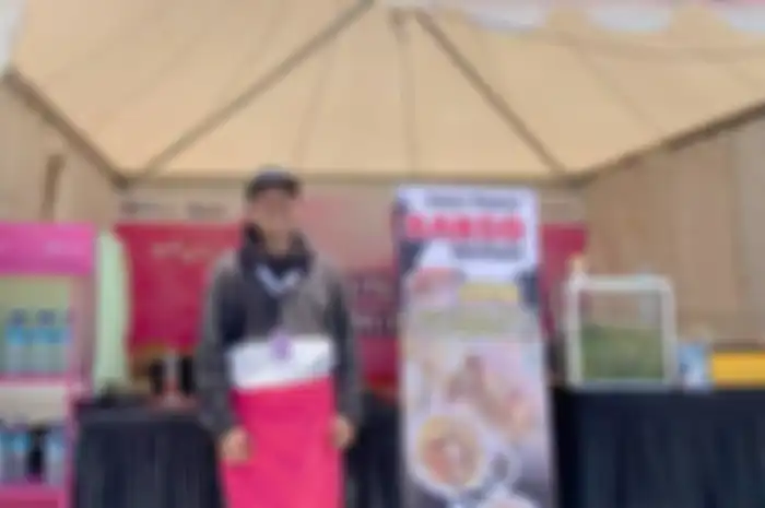 Pria bernama Kaes yang merupakan eks napi narkoba yang berjualan bakso di sirkuit Mandalika pada MotoGP Mandalika 2023. 