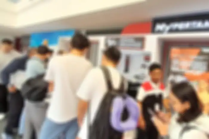 Booth merchandise resmi MotoGP Mandalika 2023 di Bandara Lombok, Jumat (13/10/2023). 