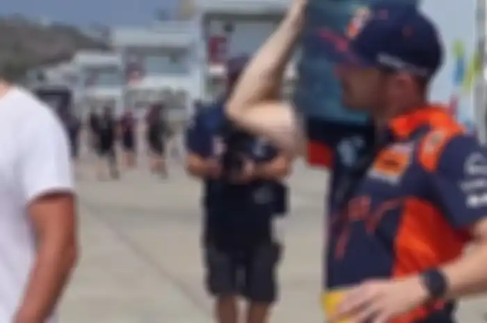Jelang balap MotoGP Mandalika 2023, Jack Miller asyik panggul galon air mineral, netizen bilang sahamnya bakal naik.