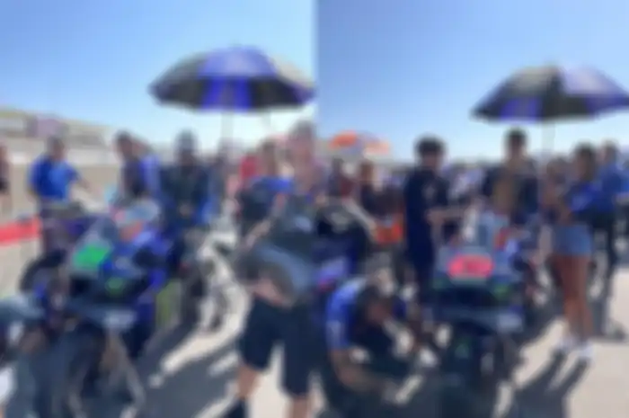 Pembalap Monster Energy Yamaha MotoGP, Frnaco Morbidelli (kiri) dan Fabio Quartararo (kanan) bersiap balapan MotoGP Mandalika 2023.