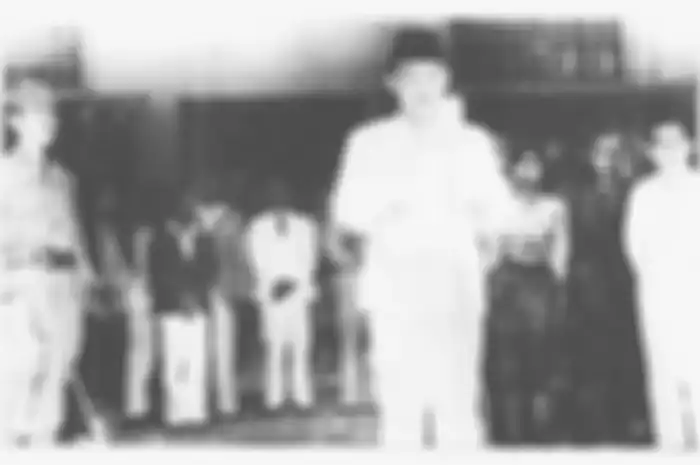 Soekarno membacakan naskah proklamasi kemerdekaan Republik Indonesia pada 17 Agustus 1945 di Jalan Pegangsaan Timur 56. Apa saja akibat dari peristiwa proklamasi kemerdekaan terhadap kehidupan bangsa Indonesia? Simak ulasan lengkapnya di sini.