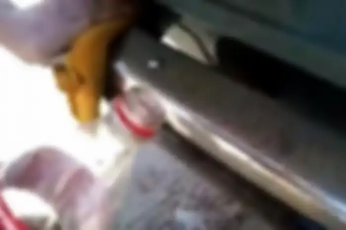 Minuman bersoda seperti Coca-Cola bisa hilangkan karat pada knalpot sampai baut motor.