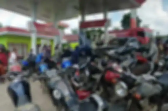 Belasan Suzuki Thunder antri Pertalite bikin kesal netizen