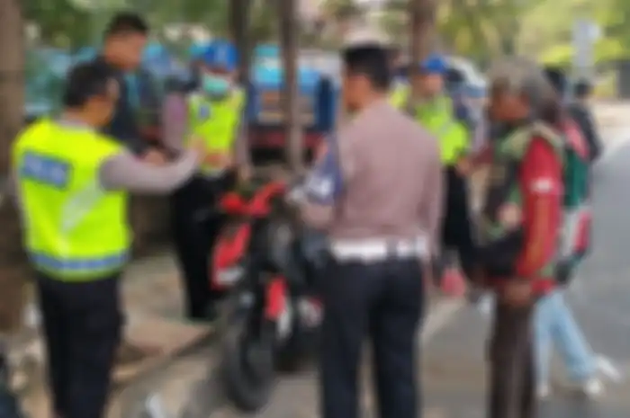 Jika terjadi kecelakaan atau kejadian janggal di jalan raya, jangan diviralkan, segera lapor polisi lebih baik. 