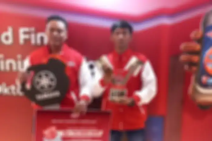 (kiri ke kanan) Wakil pemilik dan mekanik bengkel Jaya Motor Gampit, Malang, Juara 1 Mekanik Training &amp; Mekanik Kontes Federal Oil 2023 yang sering ditawari oli palsu