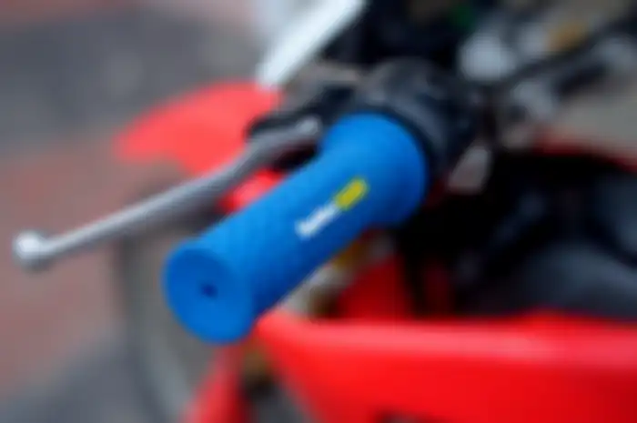Doyan modifikasi motor, Hayaidesu rilis handgrip baru untuk semua tipe motor. 