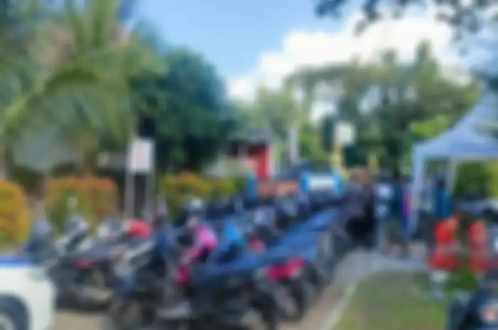 Puluhan motor terparkir di halaman Pos Lantas Polres Pangandaran yang merupakan hasil razia tilang.
