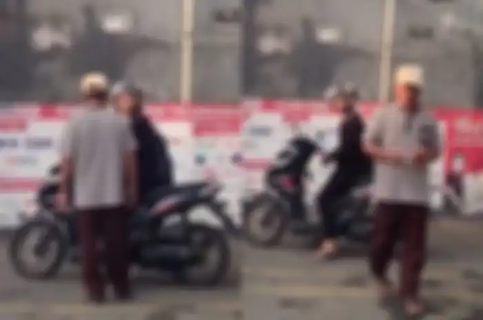 Tukang parkir minimarket maksa minta uang parkir ke pemotor wanita hingga motor nyari terjatuh.