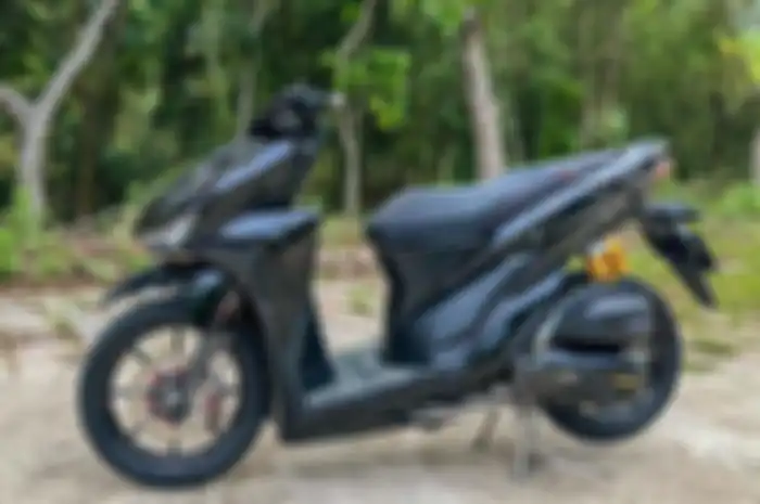 Hasil modifikasi motor Honda Vario 150 serba hitam nan menawan.