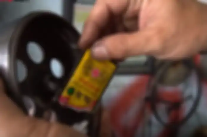 Taburkan obat pusing ke mangkok ganda