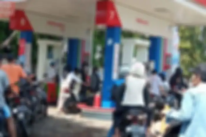 Ilustrasi pemotor antri beli bensin subsidi Pertalite, sebanyak 14 ribu kendaraan pajak mati belum dibayar.