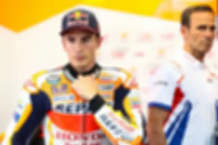 Pembalap Marc Marquez (kiri) dan manajer Repsol Honda Team Alberto Puig (kanan).