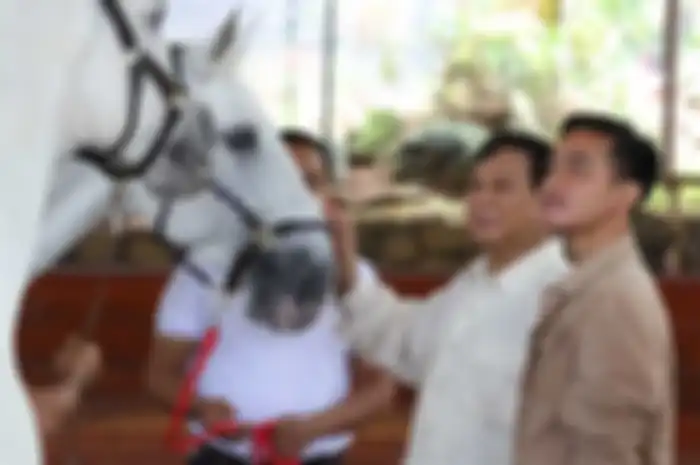 Pasangan bacapres Prabowo-Gibran akan mendaftar ke KPU dan para pendukungnya. Rekayasa lalu lintas depan KPU Jakarta