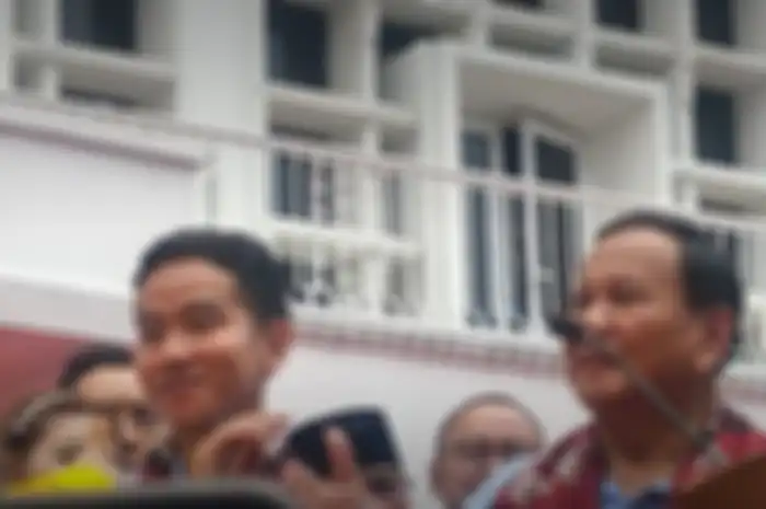Saat deklarasi Prabowo Subianto dan Gibran Rakabuming Raka sebagai capres dan cawapres untuk Pilplres 2024 nanti, terlihat ada dua anggota Wantimpres Presiden Jokowi.