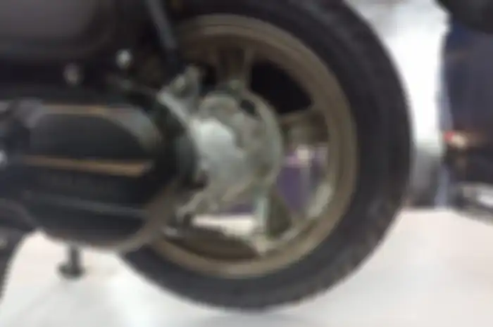 Ban belakang Suzuki Burgman Street 125 EX. Ternyata ukuran pelek Suzuki Burgman Street 125 EX berbeda dengan Suzuki Avenis 125.