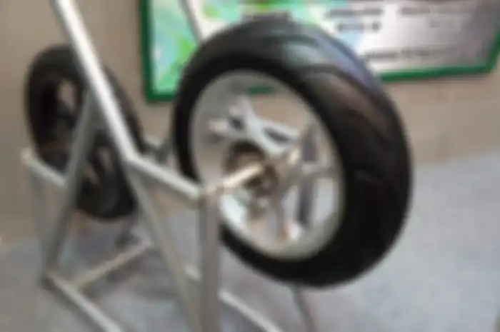 Ban motor Eco merek Kingland.