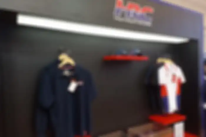 Apparel di booth Honda semuanya diskon selama IMOS 2023