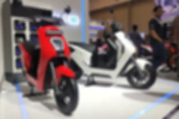 Motor listrik Honda EM1 e: di booth AHM pada IMOS+ 2023.