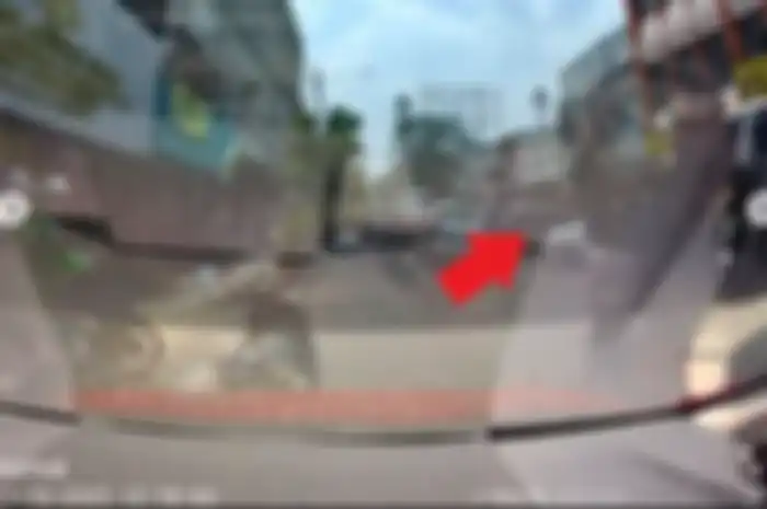 Viral aksi pengendara motor di Bandung pecahkan kaca mobil karena emosi setelah ditabrak.