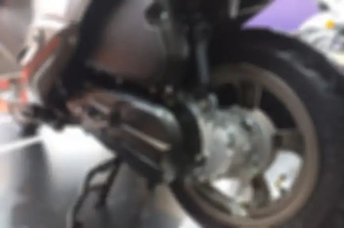 Suzuki Burgman 125 yang masih memiliki kick starter atau engkol tidak seperti motor jepang lain