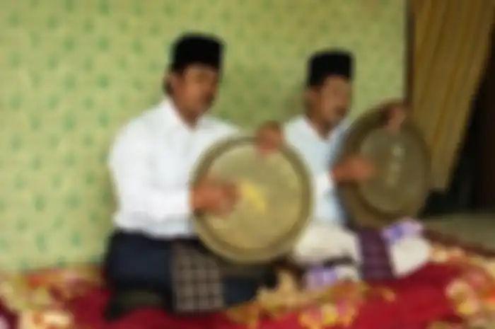 Salawat dulang dari Minangkabau salah satu contoh tradisi lisan yang masih ada hingga sekarang.