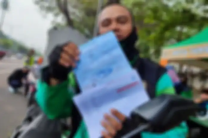 Ilustrasi driver ojol yang kena tilang uji emisi