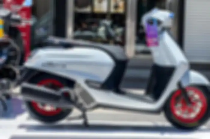 Hasil modifikasi motor Honda Giorno+ dengan gaya racing.
