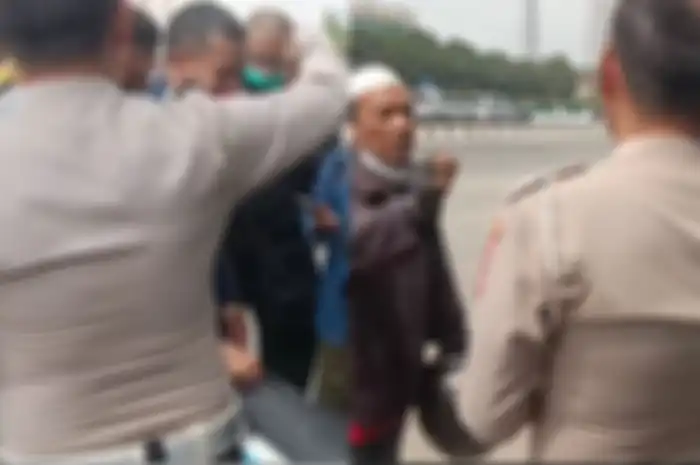 Momen perdebatan pemotor dari Bekasi yang gagal uji emisi 4 kali dengan polisi.