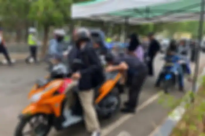 Suasana razia uji emisi di Kembangan, Jakarta Barat
