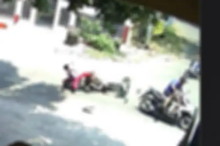 Bocah SD ditabrak motor usai tidak bisa mengendalikan sepeda listrik sewaannya. 
