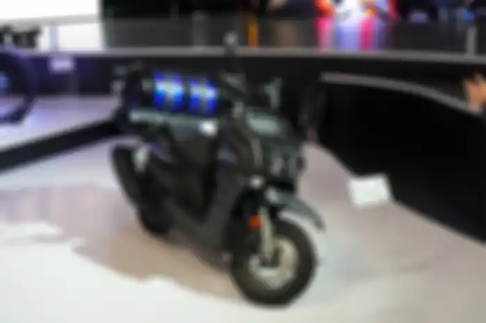 Motor hidrogen Yamaha muncul, gendong tabung gas mirip elpiji di bagian jok belakang.