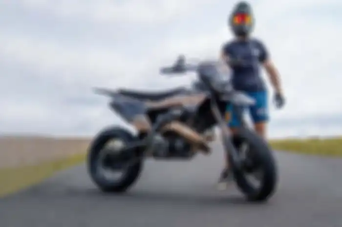 Super buas modifikasi motor gaya supermoto gendong mesin 700 cc 2-tak dan karburator canggih!