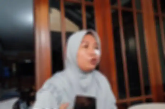 Dian Setyorini (43),emak-emak asal Depok menceritakan peristiwa saat ia korban peluru senapan angin nyasar pada Senin (30/10/2023) lalu.