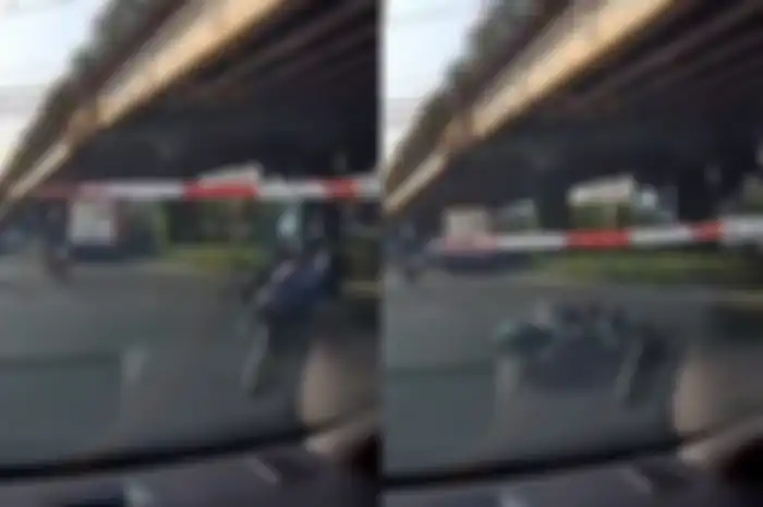 Pengendara motor bandel kena getahnya, nekat terobos palang pintu kereta endingnya bikin malu.