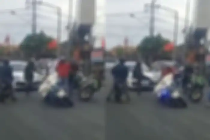 Adu jotos pengguna motor Ninja 2-tak dengan moge Harley-Davidson di Bali.