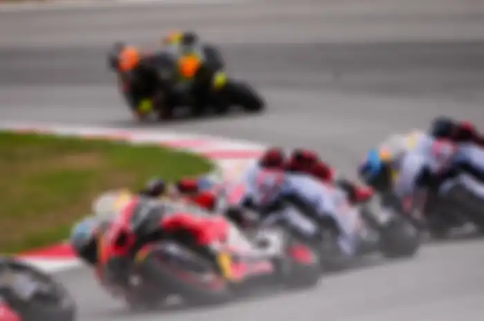 Marc Marquez (93) berada di depan motor Ducati, di MotoGP 2024 bersama Gresini Racing Ducati tetap butuh gaji.