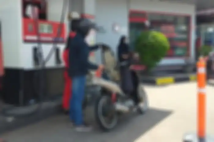Ilustrasi isi bensin di SPBU Pertamina, akan dilarang bagi kendaraan nunggak pajak.
