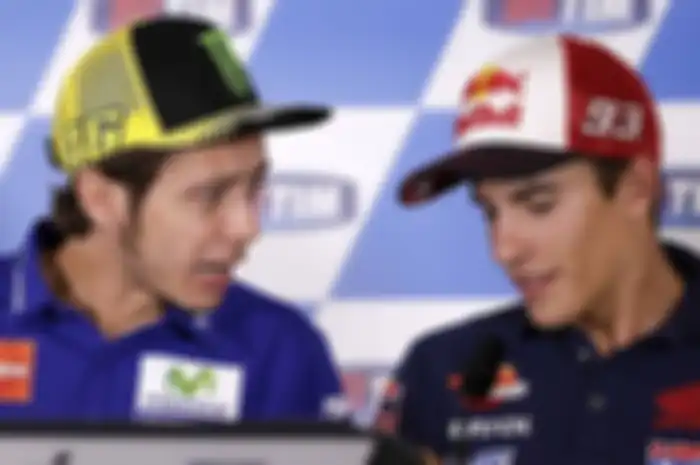 Foto ilustrasi. Marc Marquez (kiri) merasa enggak sebanding dengan rekor Valentino Rossi (kanan).