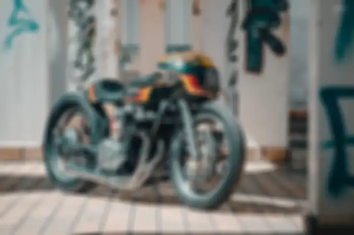 Tampilan hasil modifikasi motor custom Honda CB750 Hot Rod.