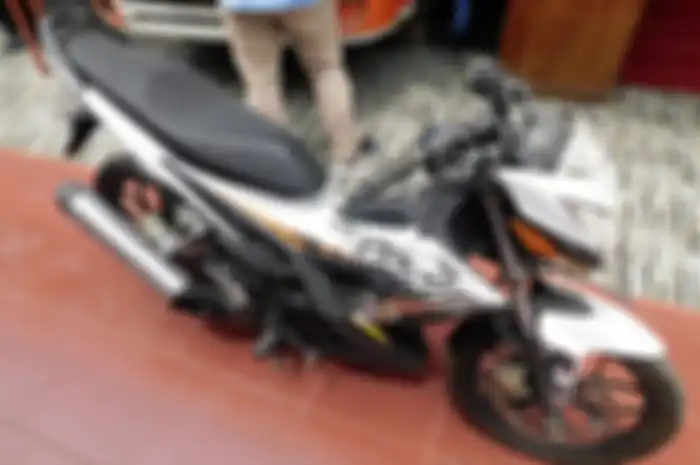 Honda Sonic dilelang paketan langsung dua unit hanya Rp 13 jutaan. 
